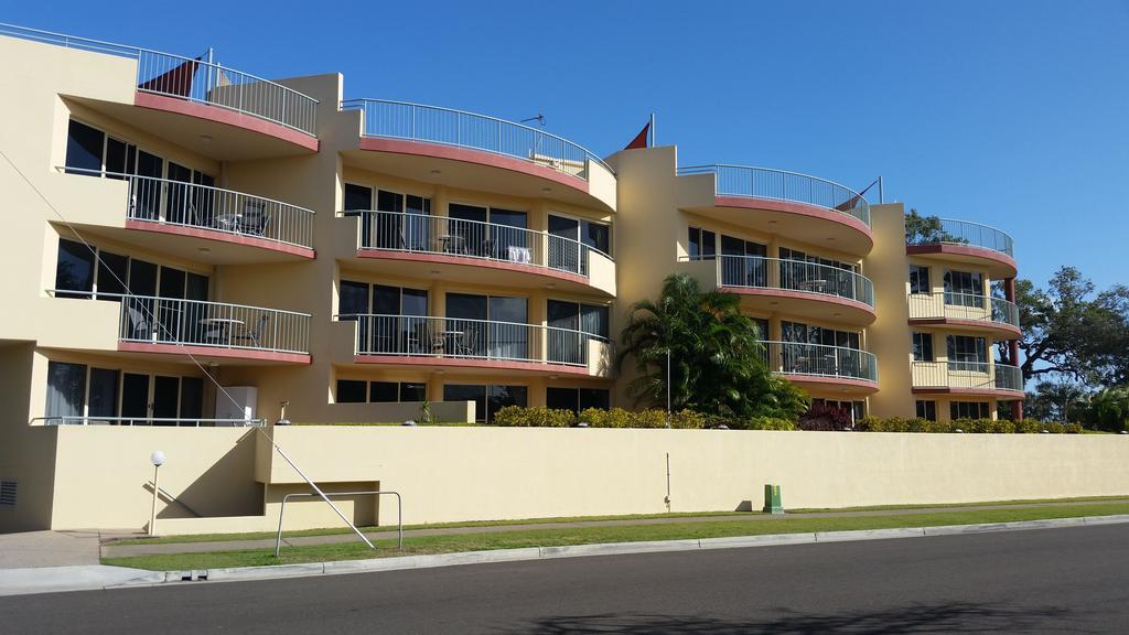 Alexander Beachfront Apartments Hervey Bay Bagian luar foto