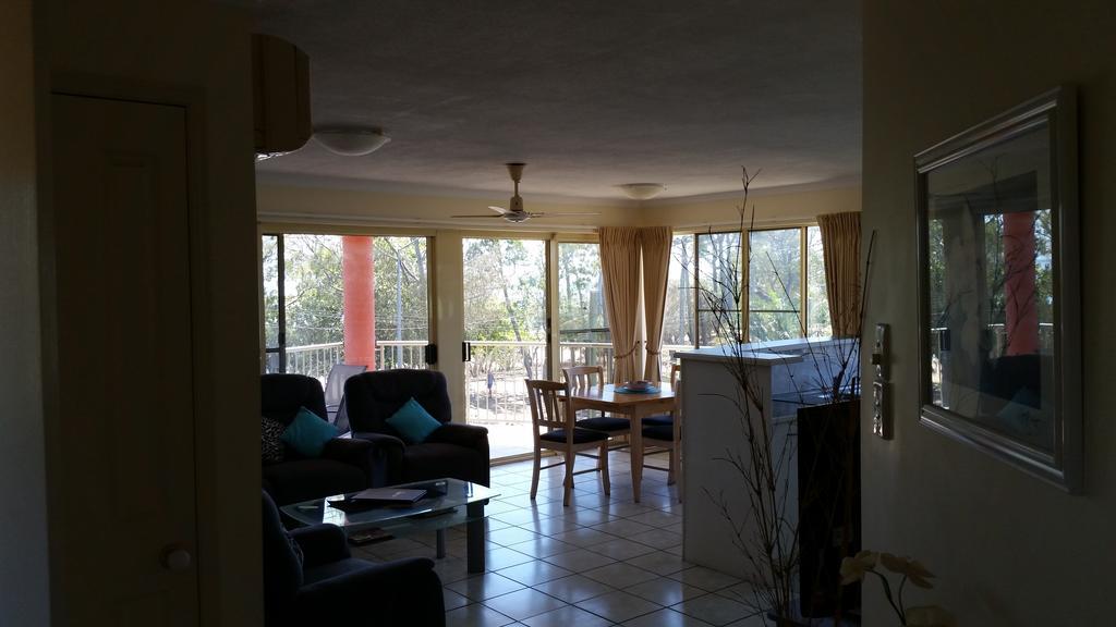 Alexander Beachfront Apartments Hervey Bay Bagian luar foto