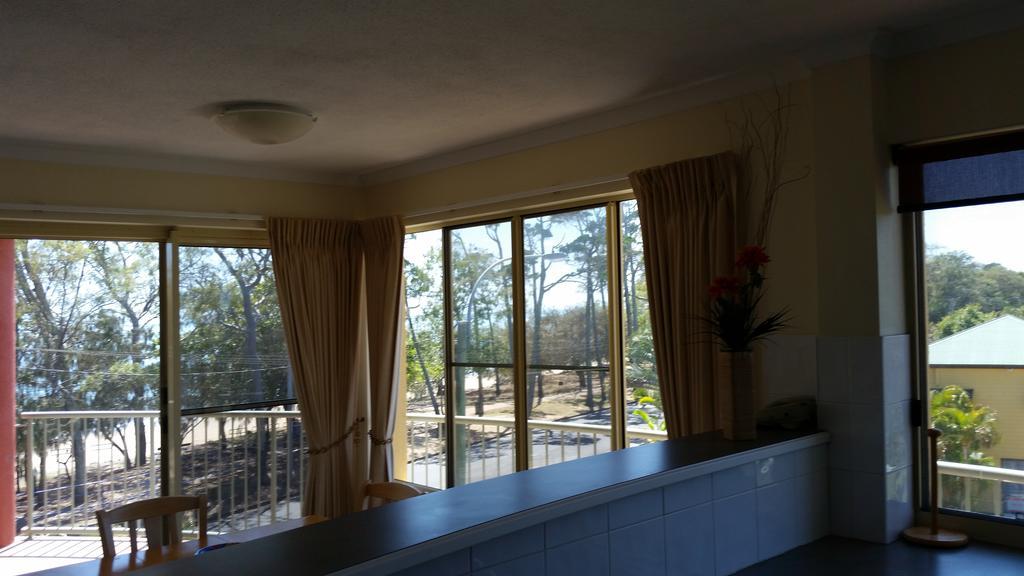 Alexander Beachfront Apartments Hervey Bay Bagian luar foto