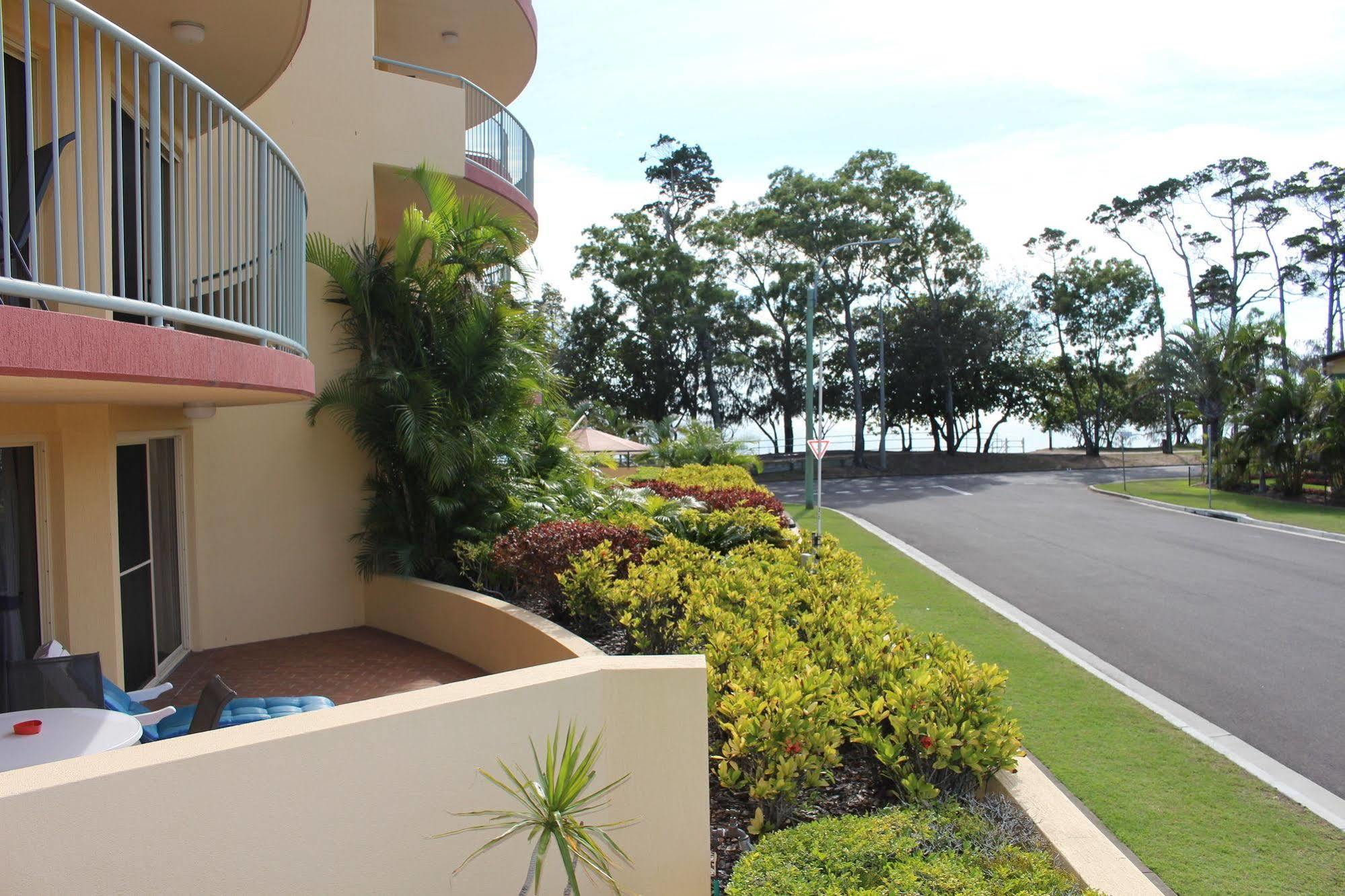 Alexander Beachfront Apartments Hervey Bay Bagian luar foto