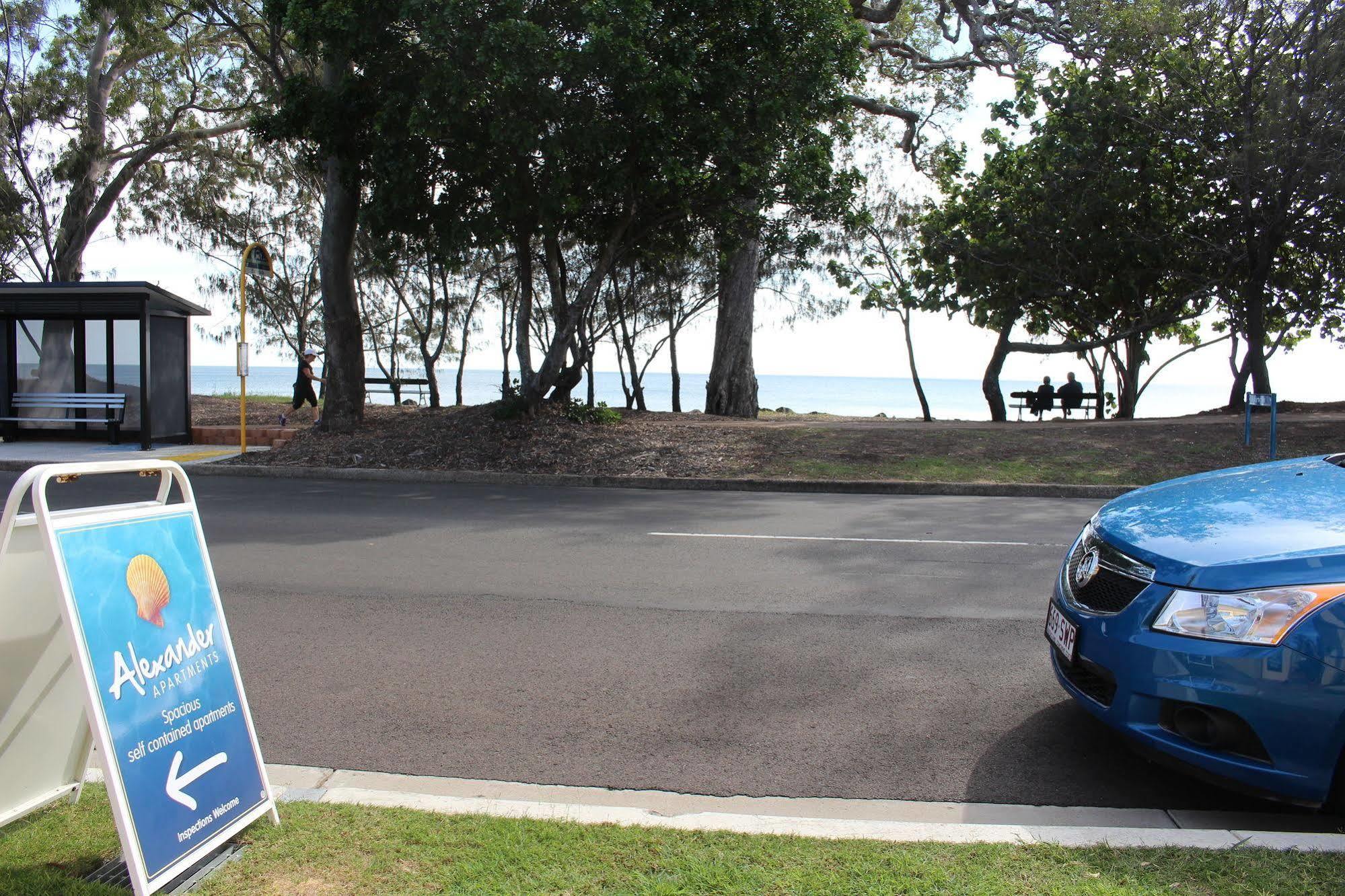 Alexander Beachfront Apartments Hervey Bay Bagian luar foto