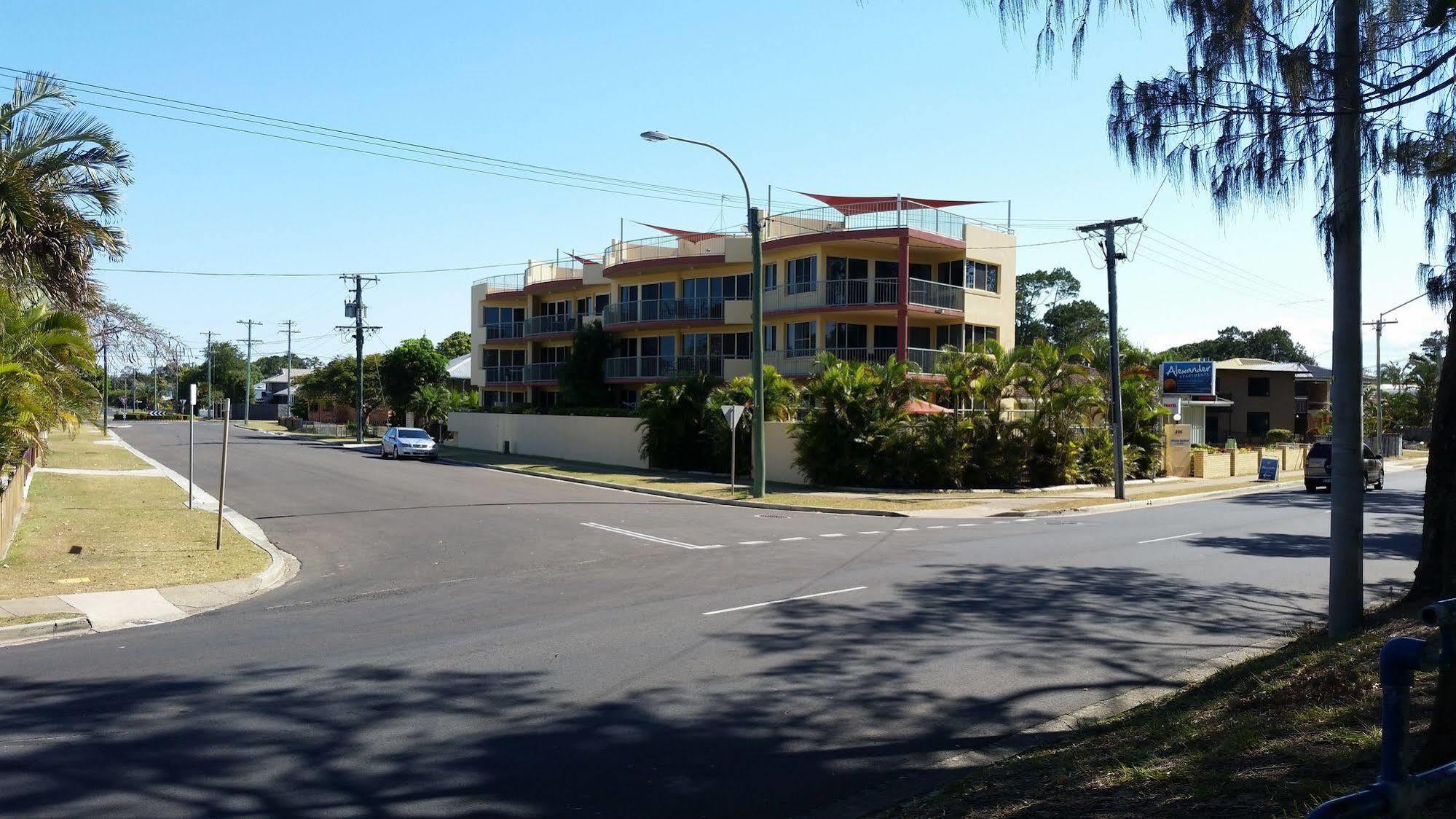 Alexander Beachfront Apartments Hervey Bay Bagian luar foto