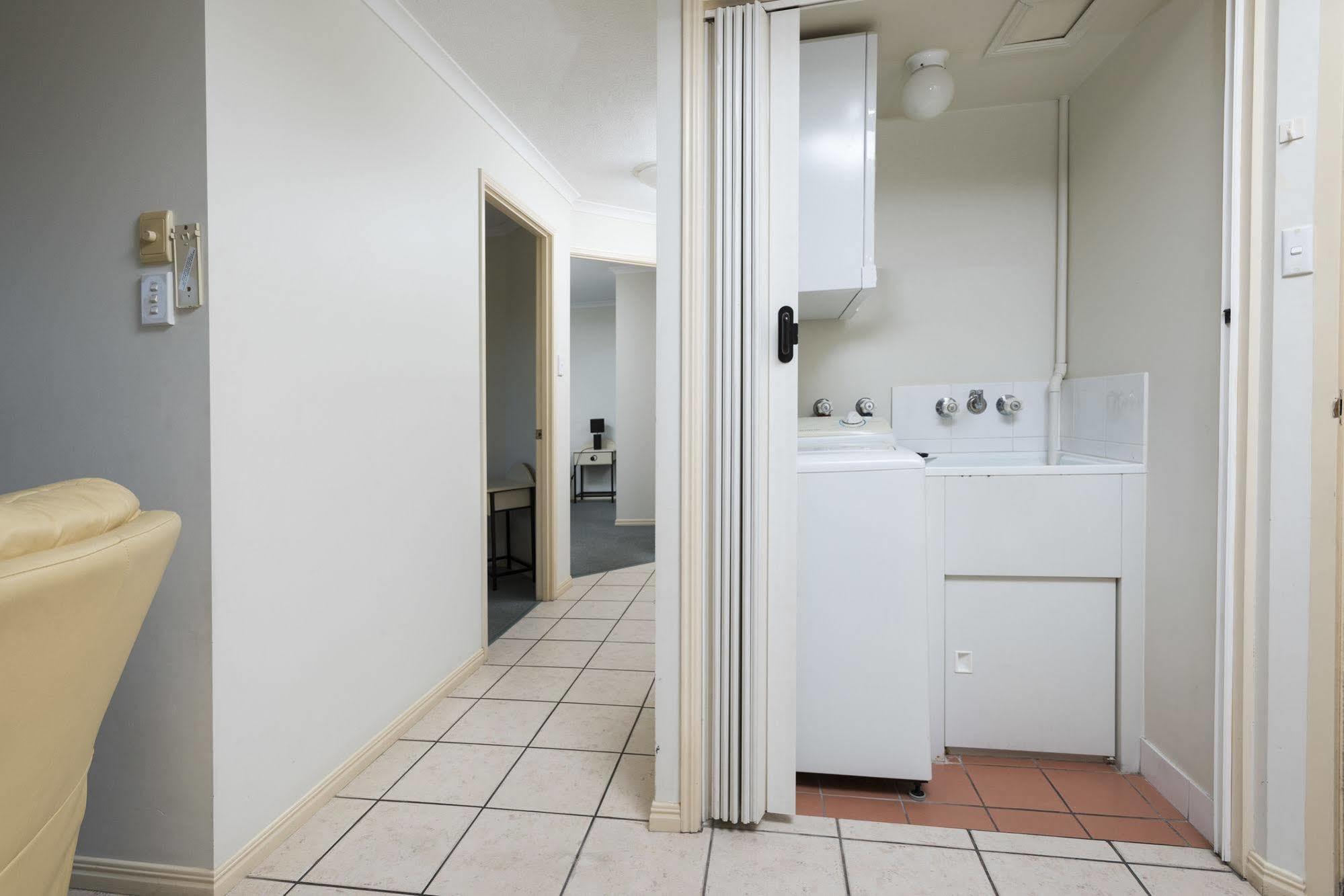 Alexander Beachfront Apartments Hervey Bay Bagian luar foto