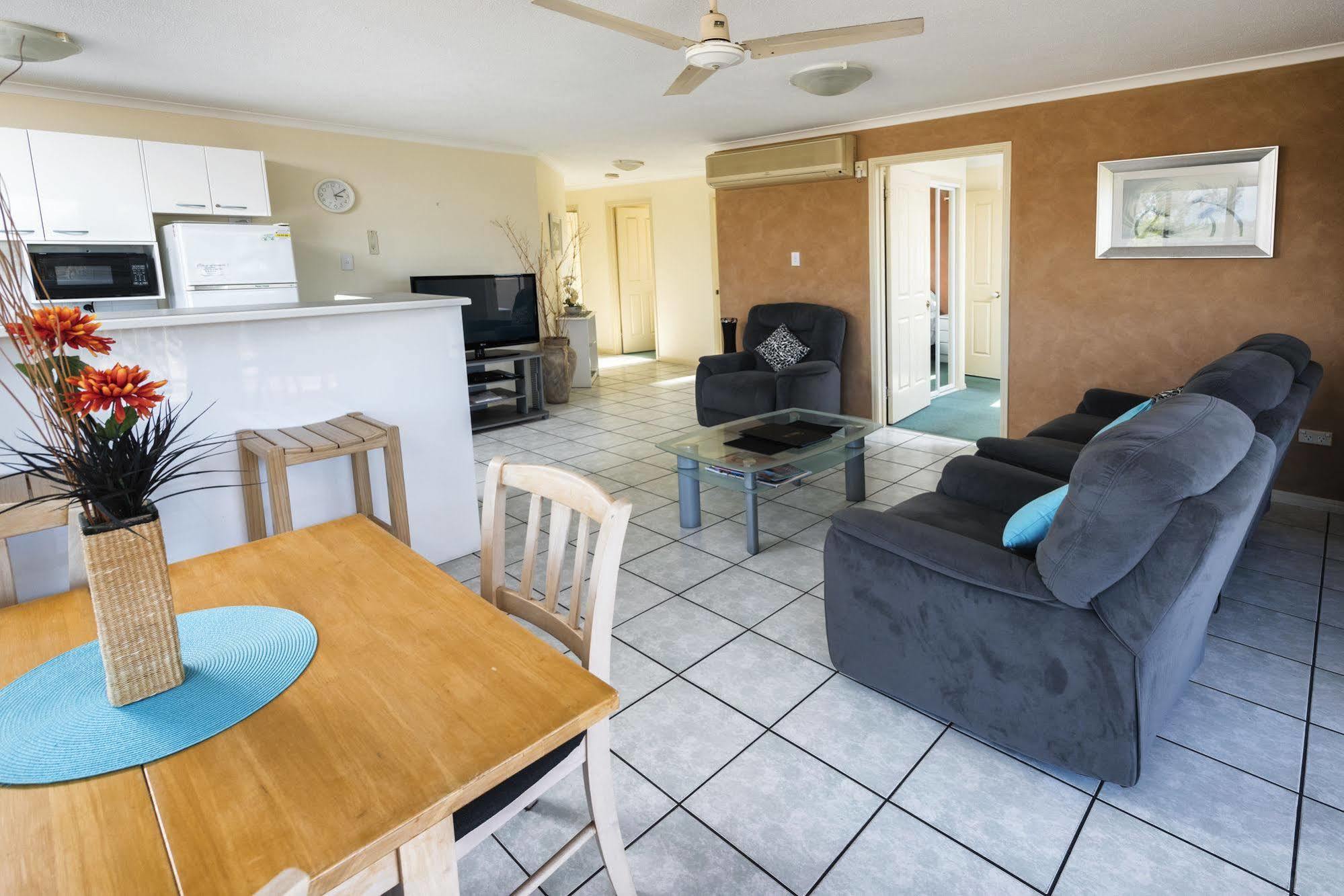 Alexander Beachfront Apartments Hervey Bay Bagian luar foto