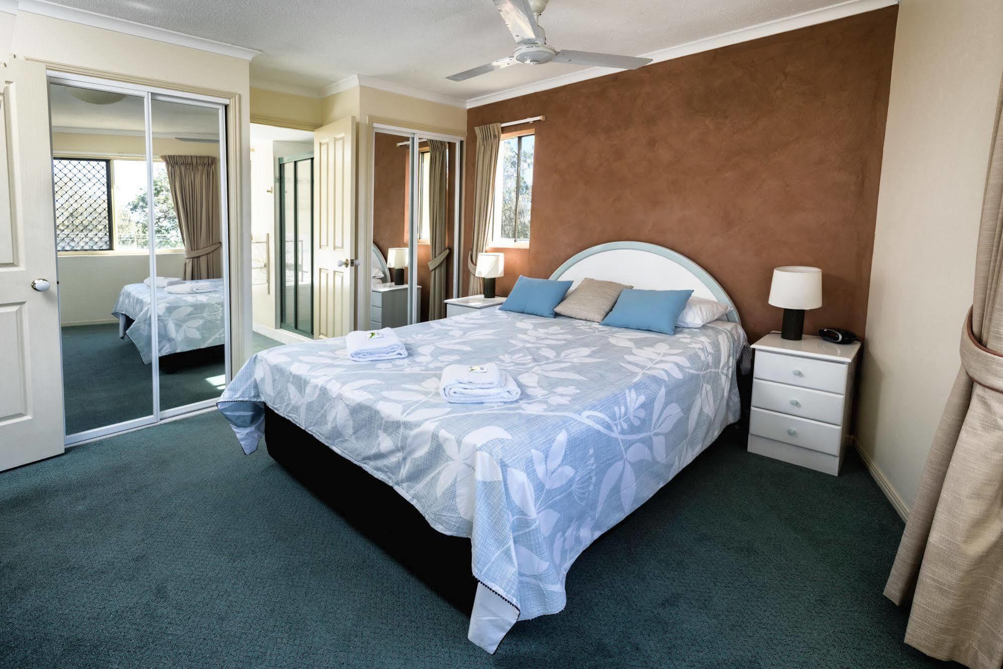Alexander Beachfront Apartments Hervey Bay Bagian luar foto