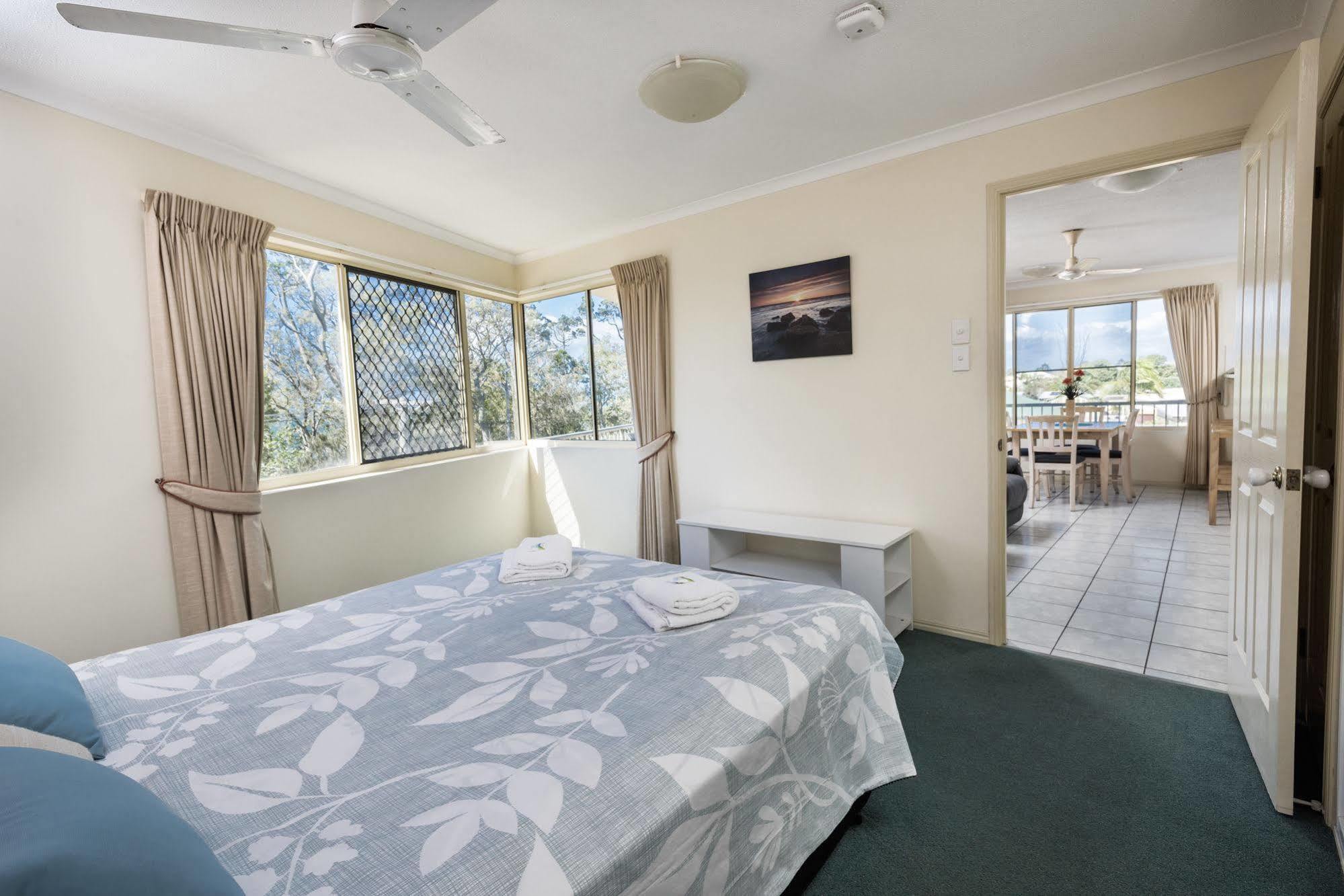 Alexander Beachfront Apartments Hervey Bay Bagian luar foto