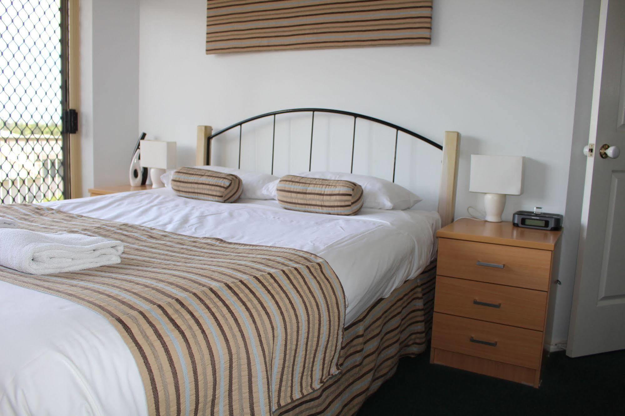 Alexander Beachfront Apartments Hervey Bay Bagian luar foto