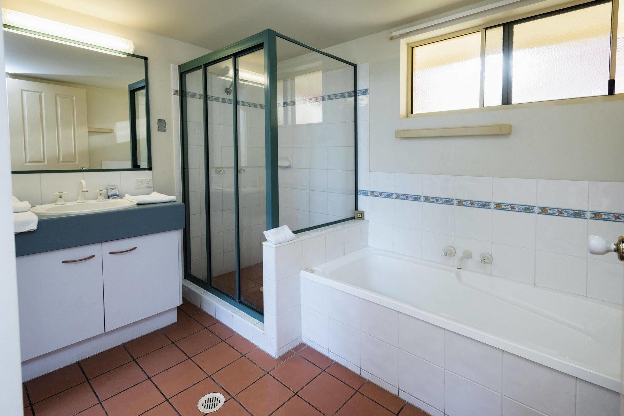Alexander Beachfront Apartments Hervey Bay Bagian luar foto