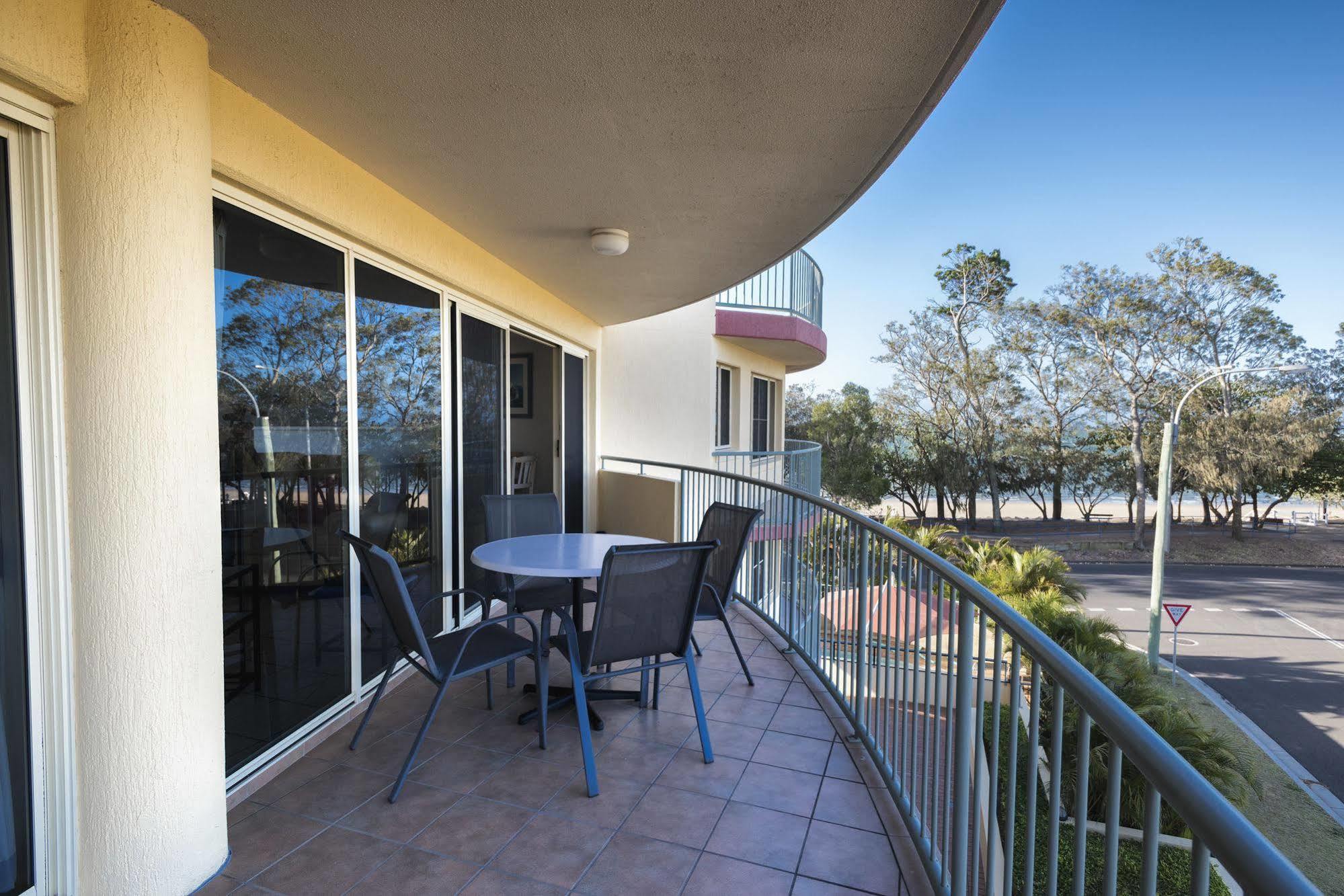 Alexander Beachfront Apartments Hervey Bay Bagian luar foto