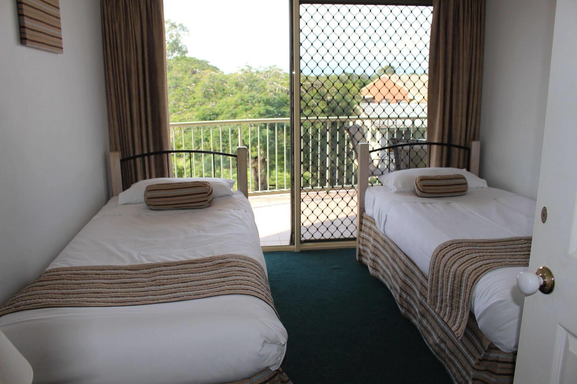 Alexander Beachfront Apartments Hervey Bay Bagian luar foto