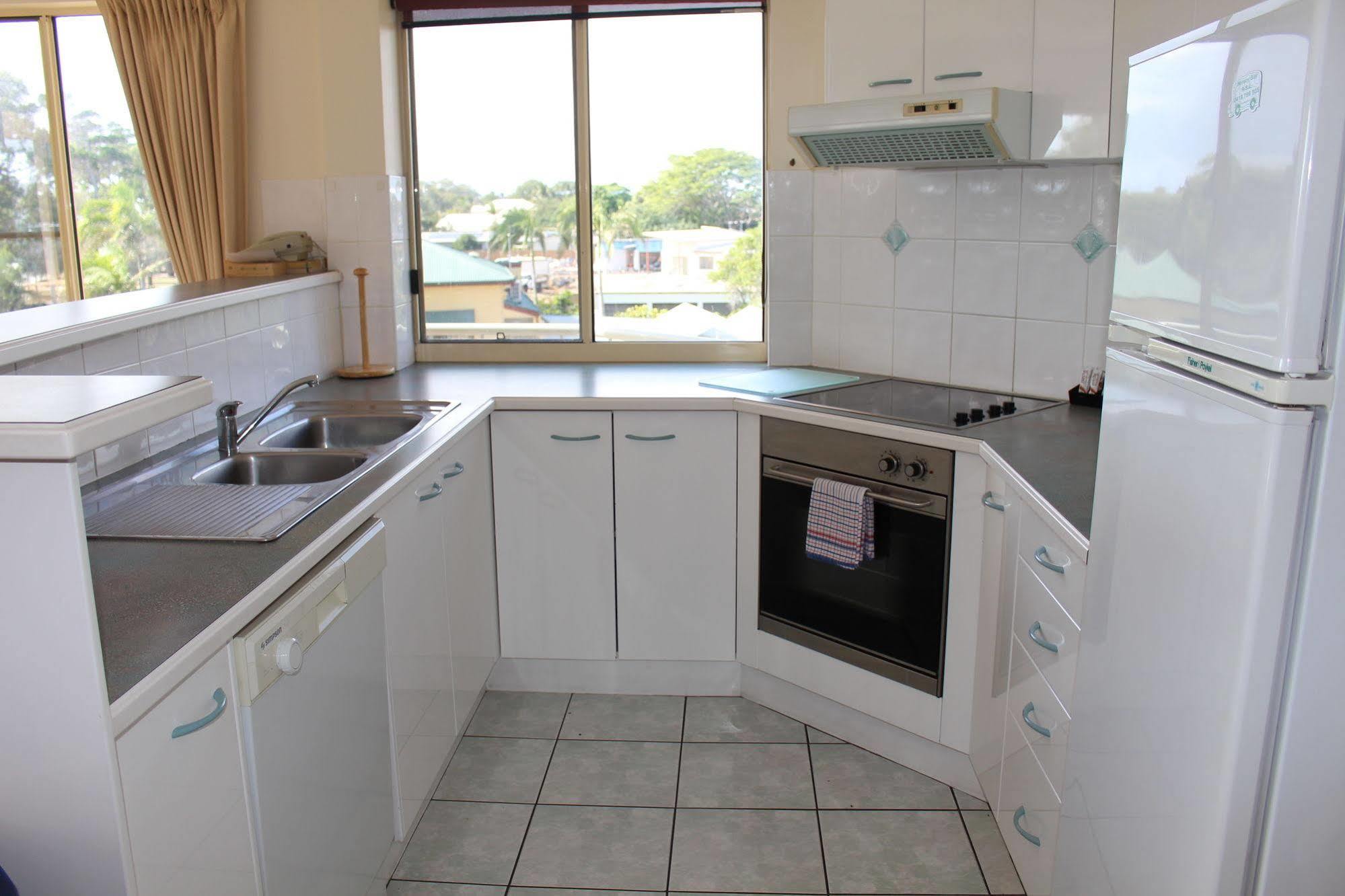 Alexander Beachfront Apartments Hervey Bay Bagian luar foto