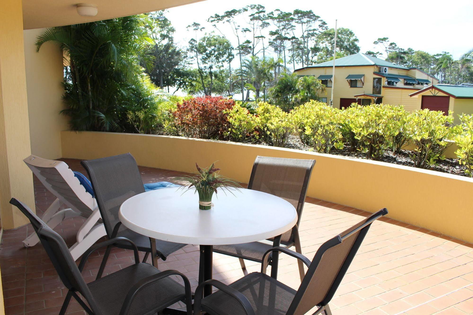 Alexander Beachfront Apartments Hervey Bay Bagian luar foto