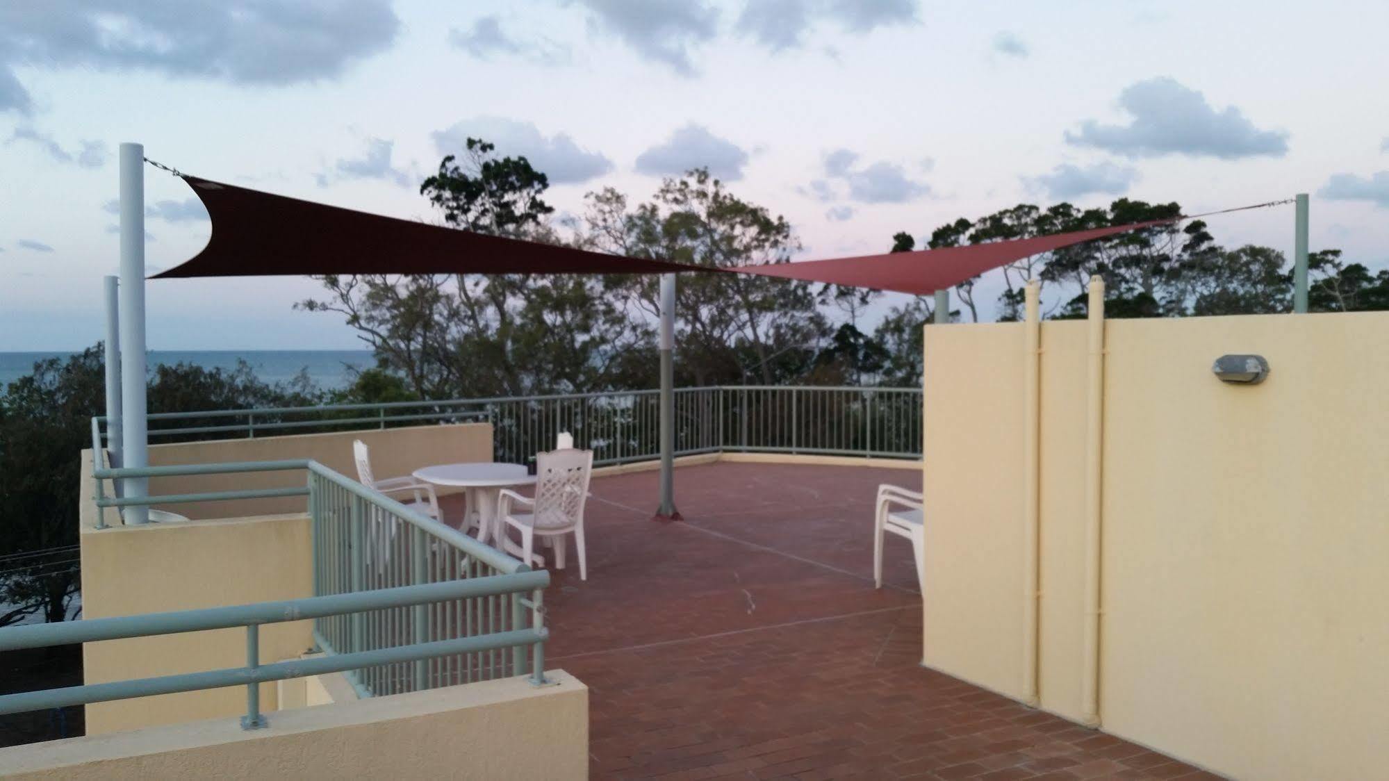 Alexander Beachfront Apartments Hervey Bay Bagian luar foto