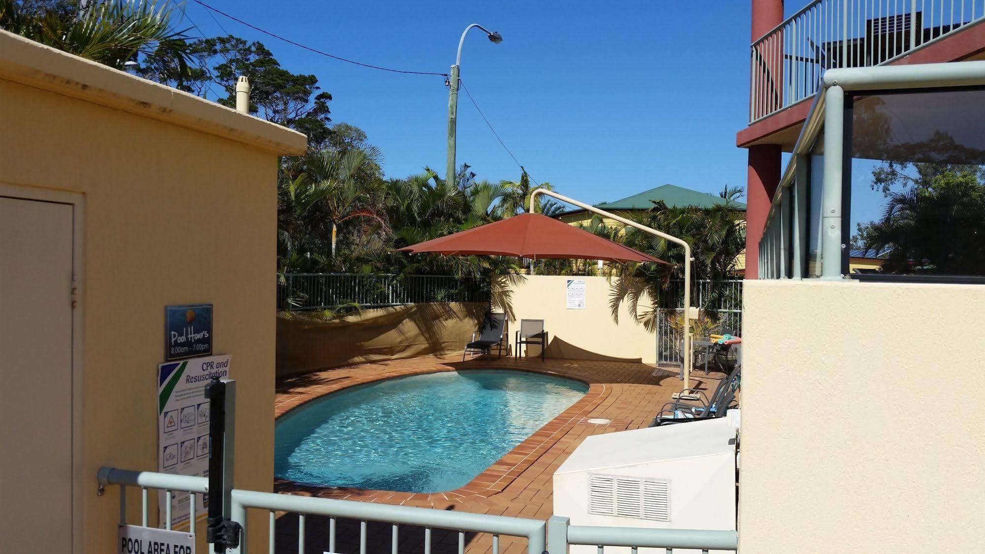 Alexander Beachfront Apartments Hervey Bay Bagian luar foto