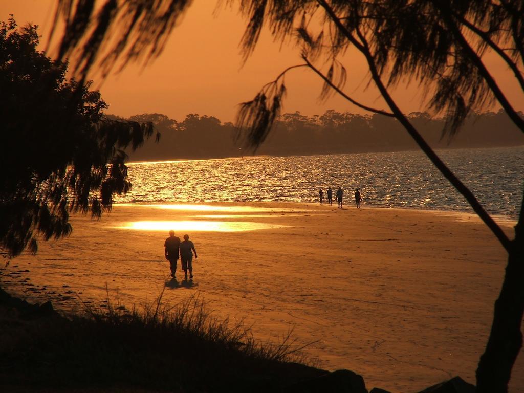 Alexander Beachfront Apartments Hervey Bay Bagian luar foto