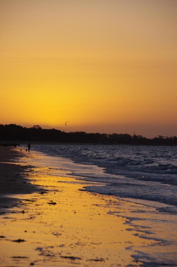Alexander Beachfront Apartments Hervey Bay Bagian luar foto