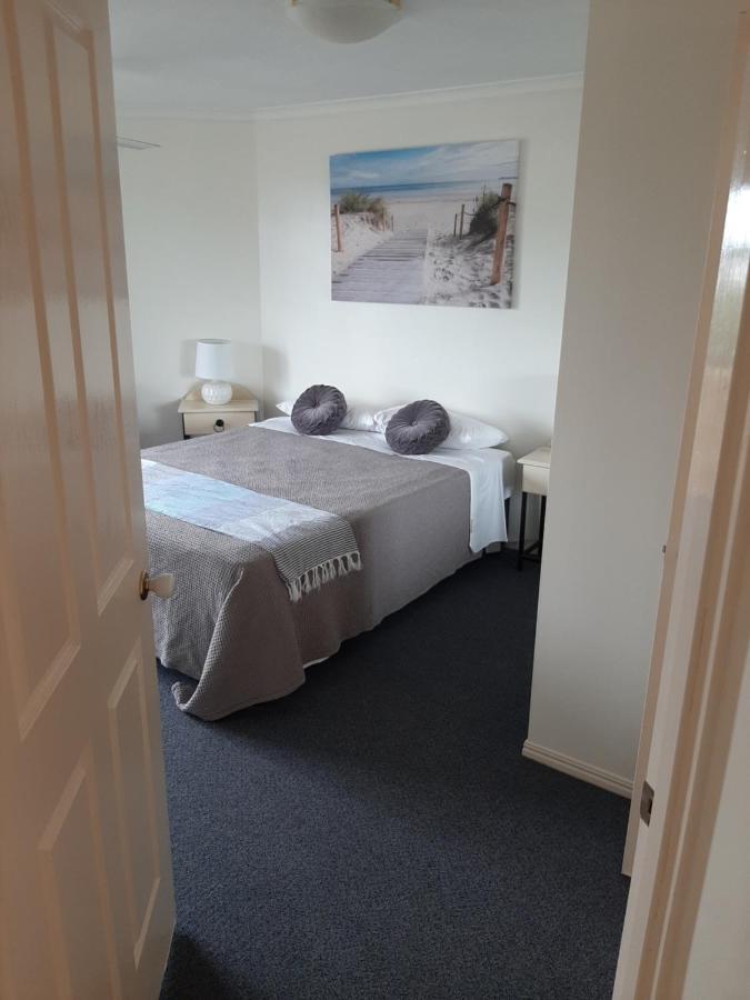 Alexander Beachfront Apartments Hervey Bay Bagian luar foto