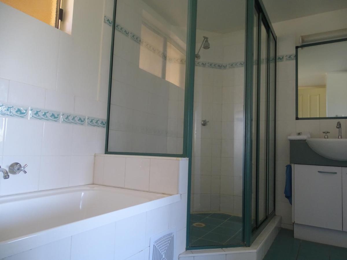 Alexander Beachfront Apartments Hervey Bay Bagian luar foto