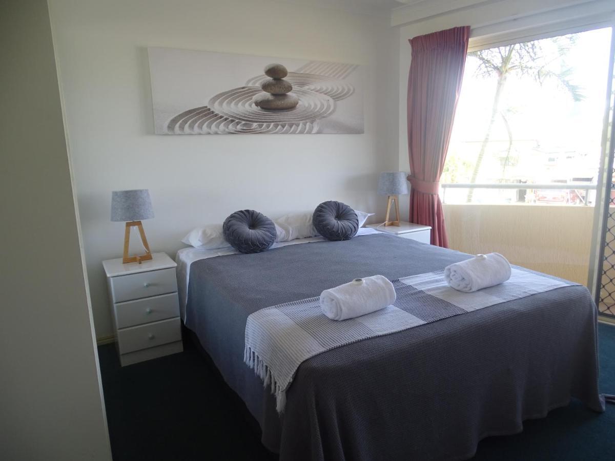 Alexander Beachfront Apartments Hervey Bay Bagian luar foto