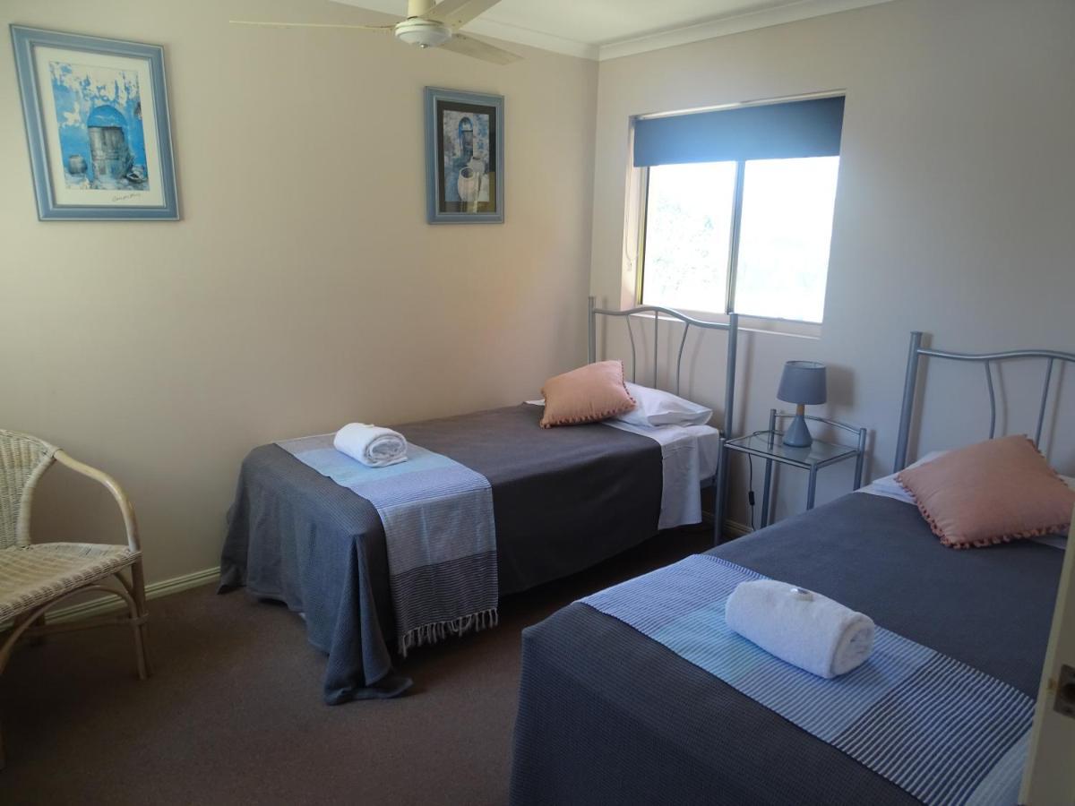 Alexander Beachfront Apartments Hervey Bay Bagian luar foto