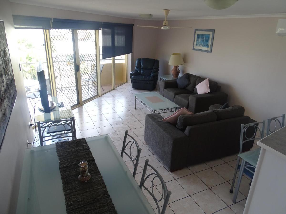 Alexander Beachfront Apartments Hervey Bay Bagian luar foto