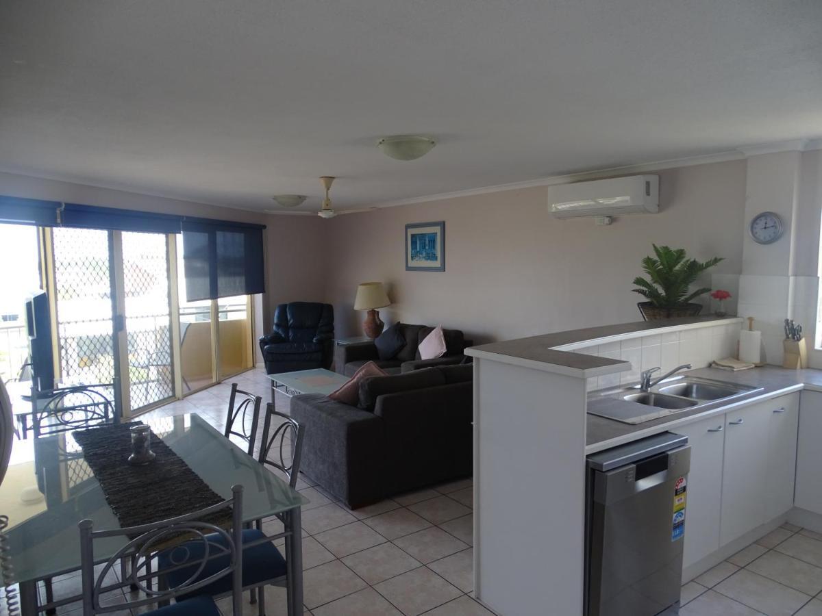 Alexander Beachfront Apartments Hervey Bay Bagian luar foto