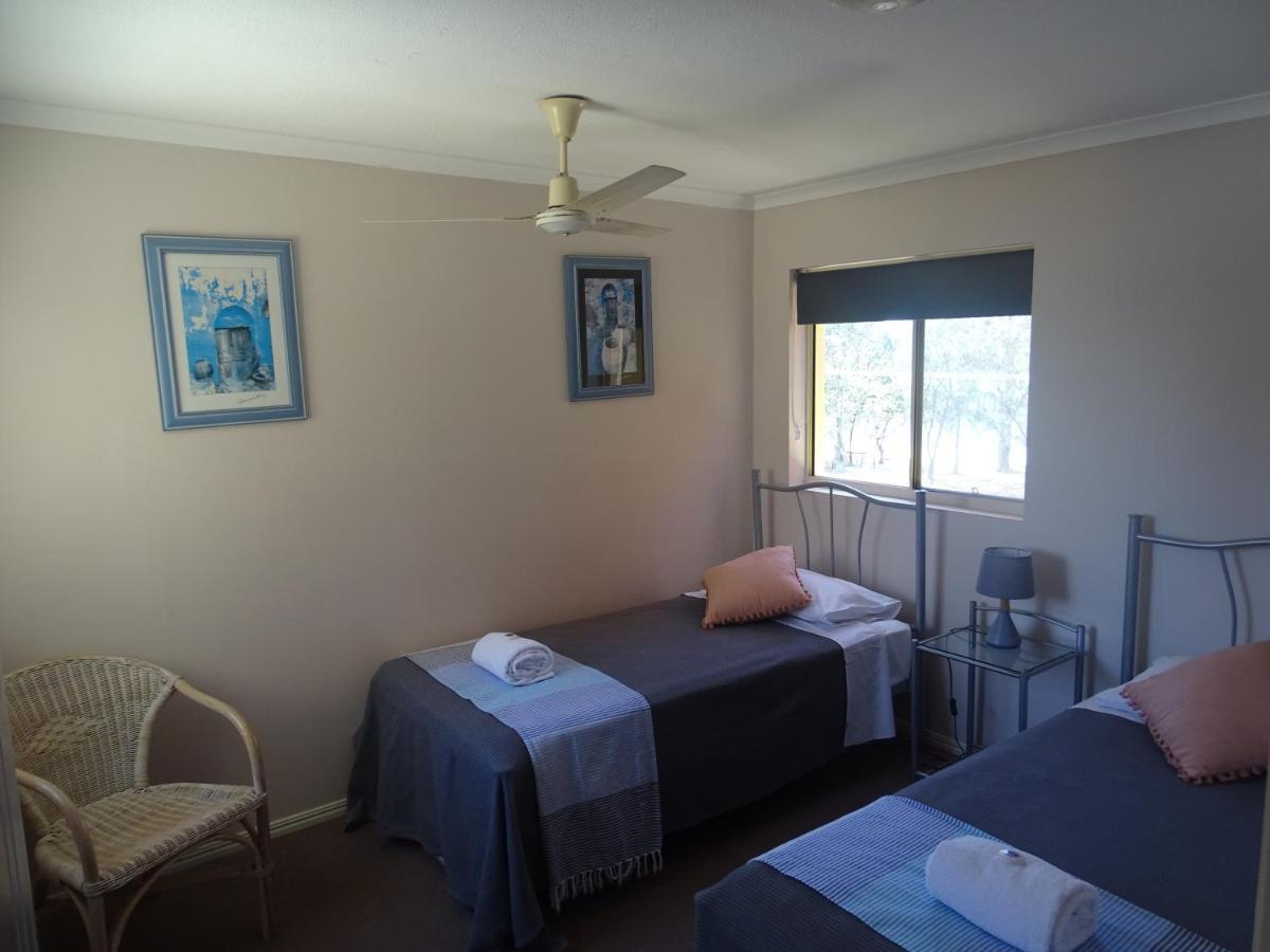Alexander Beachfront Apartments Hervey Bay Bagian luar foto